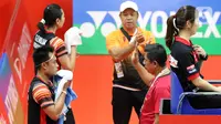 Ganda campuran Indonesia, Hafiz Faizal/Gloria Emanuelle Widjaja menerima arahan pelatih saat berlaga di babak pertama Indonesia Master 2020 melawan Zheng Si Wei/Huang Ya Qiong (China) di Istora GBK, Jakarta, Selasa (14/1/2020). Hafiz/Gloria kalah 14-21, 13-21. (Liputan6.com/Helmi Fithriansyah)