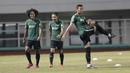 Pemain Timnas Indonesia, Evan Dimas dan Bagus Kahfi, saat sesi latihan di Stadion Pakansari, Bogor, Kamis (22/8). Latihan tersebut untuk persiapan jelang laga kualifikasi Piala Dunia 2022. (Bola.com/M Iqbal Ichsan)