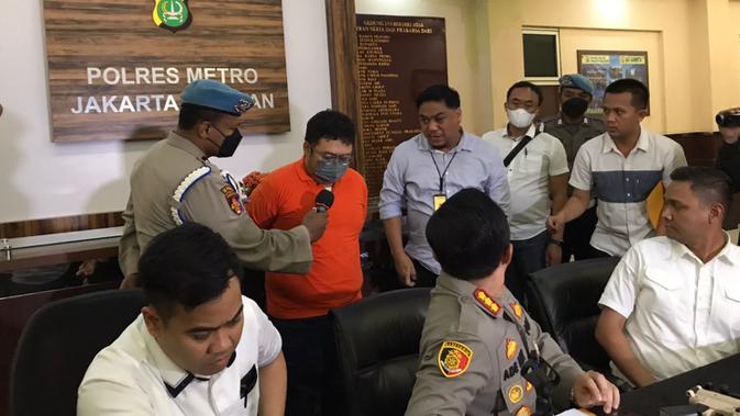 Polisi menetapkan Giorgio Ramadhan alias GR (24) sebagai tersangka dan menahan yang bersangkutan. GR merupakan pengemudi Toyota Fortuner yang menabrak mobil Brio di bilangan Jakarta Selatan. (Foto: Ady Anugrahadi/).