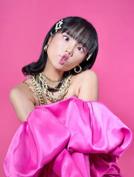 Untuk menambah kesan cantik, terdapat jepitan, kalung dan juga anting [instagram/fuji_an]