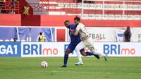 Bek Persita, Javlon Guseynov gagal menghentikan laju striker Arema, Dalberto Luan dalam laga di Stadion Seopriadi, Kota Blitar, Selasa 3 Desember 2024. (Bola.com/Iwan Setiawan)
