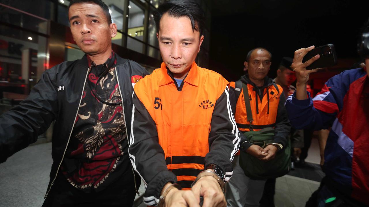FOTO: KPK Tahan Bupati Rejang Lebong Usai Terjaring OTT