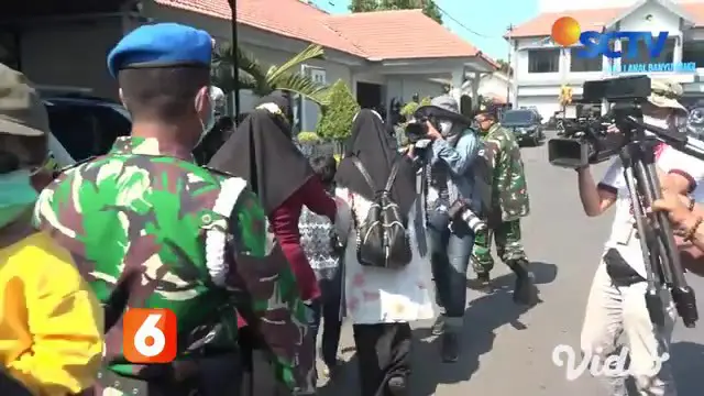Pada Minggu siang (25/4), sejumlah keluarga korban dari awak kapal Nanggala 402 mendatangi pangkalan TNI AL di Banyuwangi untuk mencari informasi secara langsung.