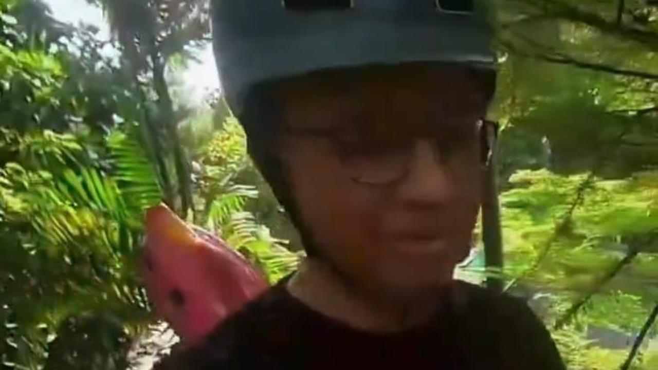 Anies Jalan-Jalan di Ragunan Naik Wahana Dinosaurus Pink
