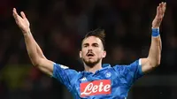 4. Fabian Ruiz (Napoli) - Ruiz menjadi tengah banyak diminati klub besar Eropa berkat penampilan apiknya bersama Napoli di musim ini. Gelandang berusia 24 tahun ini mampu menjaga ritme aliran bola Napoli dari lini belakang ke depan. (AFP/Marco Bertorello)