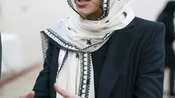 Princess of Wales, Kate Middleton mengunjungi Hayes Muslim Centre yang berada di London, Inggris, Kamis (9/3/2023). Kate Middleton mengenakan dress panjang warna hitam, dengan blazer dress warna senada. (Arthur Edwards/Pool Photo via AP)