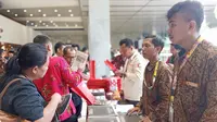 Ribuan personel awak media, meliput dan melaporkan peristiwa pelantikan Presiden Joko Wdodo dan Wakil Presiden KH. Ma'ruf Amin, di Gedung Nusantara, komplek Parlemen Jakarta, Minggu (20/10).