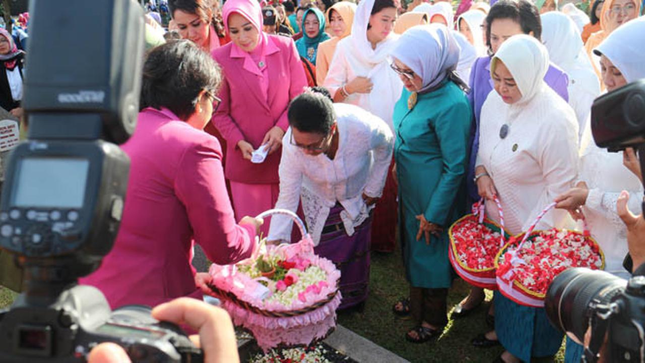 Menteri Yohana Ziarah ke Makam Pahlawan Perempuan Indonesia