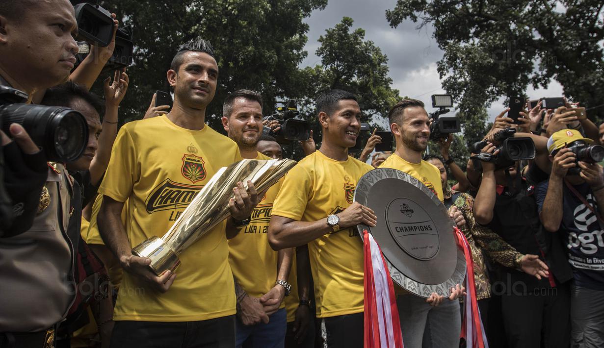 Pemain Bhayangkara FC merayakan gelar juara di PTIK, Jakarta, Selasa (12/12/2017). Menjadi juara Liga 1, pemain dan official Bhayangkara mendapatkan penghargaan dari Polri. (Bola.com/Vitalis Yogi Trisna)
