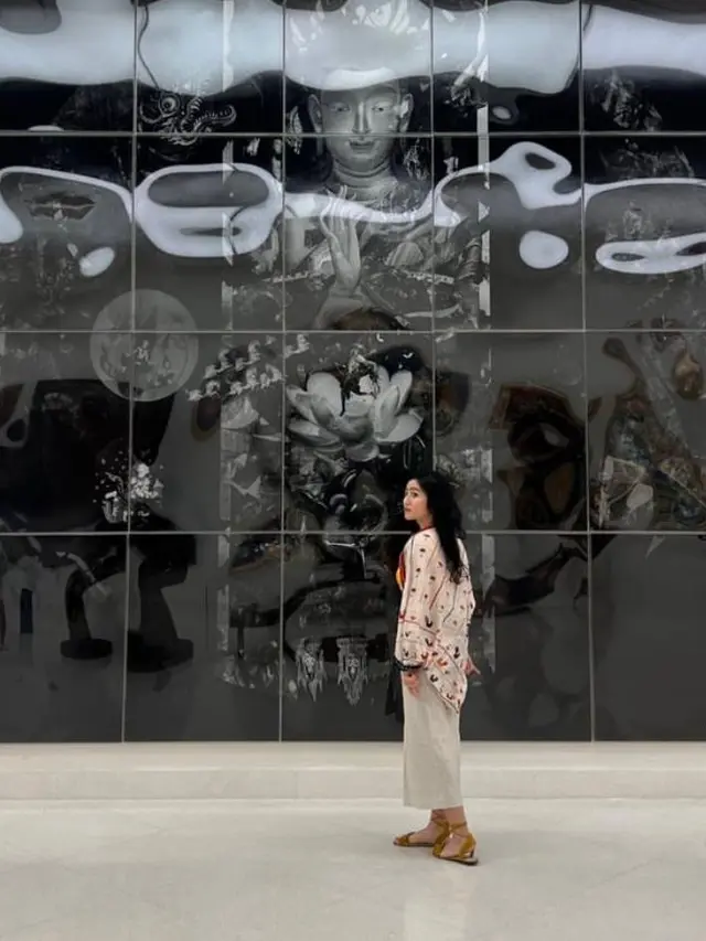 Febby Rastanty saat Memadukan Pakain Sehari-hari dengan Batik dan Kebaya