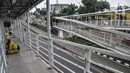 Petugas Sudin Bina Marga Jakarta Timur memperbaiki jembatan penyeberangan orang (JPO) di Jalan Otto Iskandardinata (Otista), Jatinegara, Rabu (9/2/2022). Perbaikan JPO itu tindak lanjut pasca insiden tertimpa pohon tumbang pada November tahun lalu akibat cuaca ekstrem. (merdeka.com/Iqbal S Nugroho)