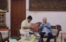 VIDEO: Adab Prabowo Tunduk Hormat Bertemu Emil Salim, Sopan Catat Nasihat