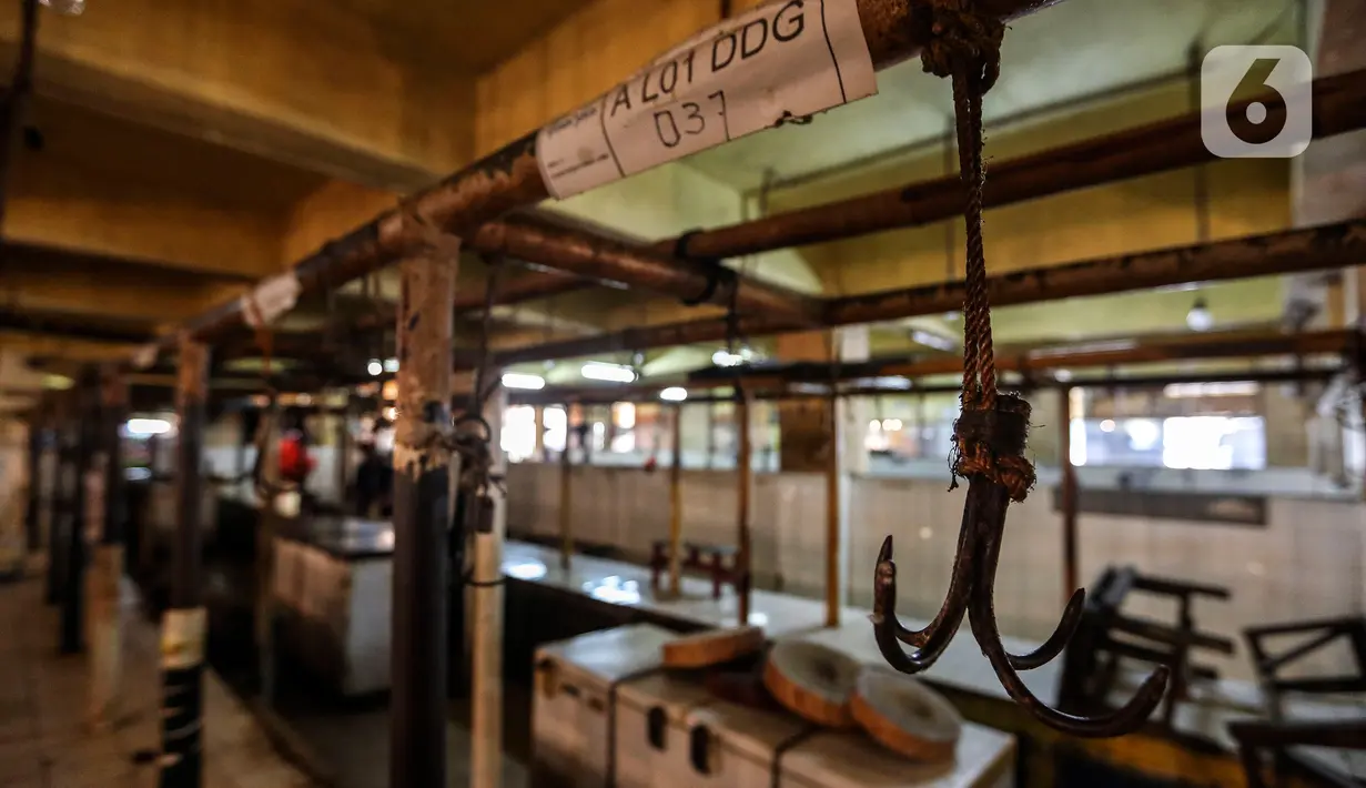 Gantungan daging di los pedagang yang kosong di Pasar Kebayoran, Jakarta, Rabu (20/1/2021). Para pedagang daging sapi di sejumlah pasar di kawasan Jakarta, Bogor, Depok, Tangerang, dan Bekasi (Jabodetabek) menggelar aksi mogok jualan mulai Rabu hingga Jumat (22/1). (Liputan6.com/Johan Tallo)