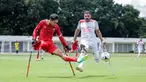 Pemain Timnas Amputasi Indonesia, Agung Rizki Satria (kiri) berusaha mengumpan bola dibayangi pemain Iran dalam laga Grup A Kualifikasi Piala Dunia Amputasi 2026 di Stadion Madya, Senayan, Jakarta, Kamis (13/11/2025). (Bola.com/Bagaskara Lazuardi)