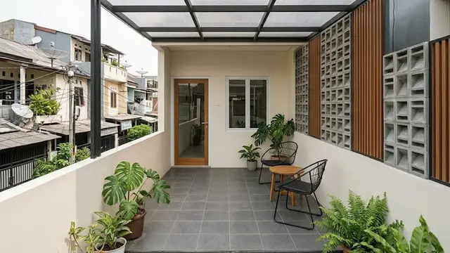 Teras Semi-Outdoor dengan Kanopi dan Pembatas Samping
