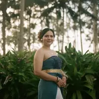 Dalam balutan busana adat Bali, Elodie terlihat begitu memesona. Sanggul khas dan kain tradisional yang ia kenakan menambah kesan anggun pada dirinya. [Foto: Instagram/ elodie_bouttier]