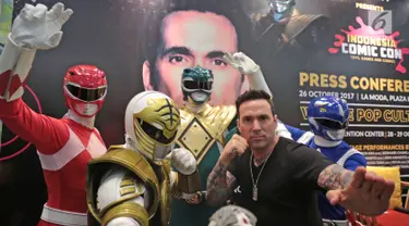 Pemeran Power Ranger Hijau, Jason Frank berpose bersama karakter Power Ranger lainnya seusai jumpa pers Indonesia Comic Con 2017 di kawasan Thamrin, Jakarta, Kamis (26/10). (Liputan6.com/Herman Zakharia)