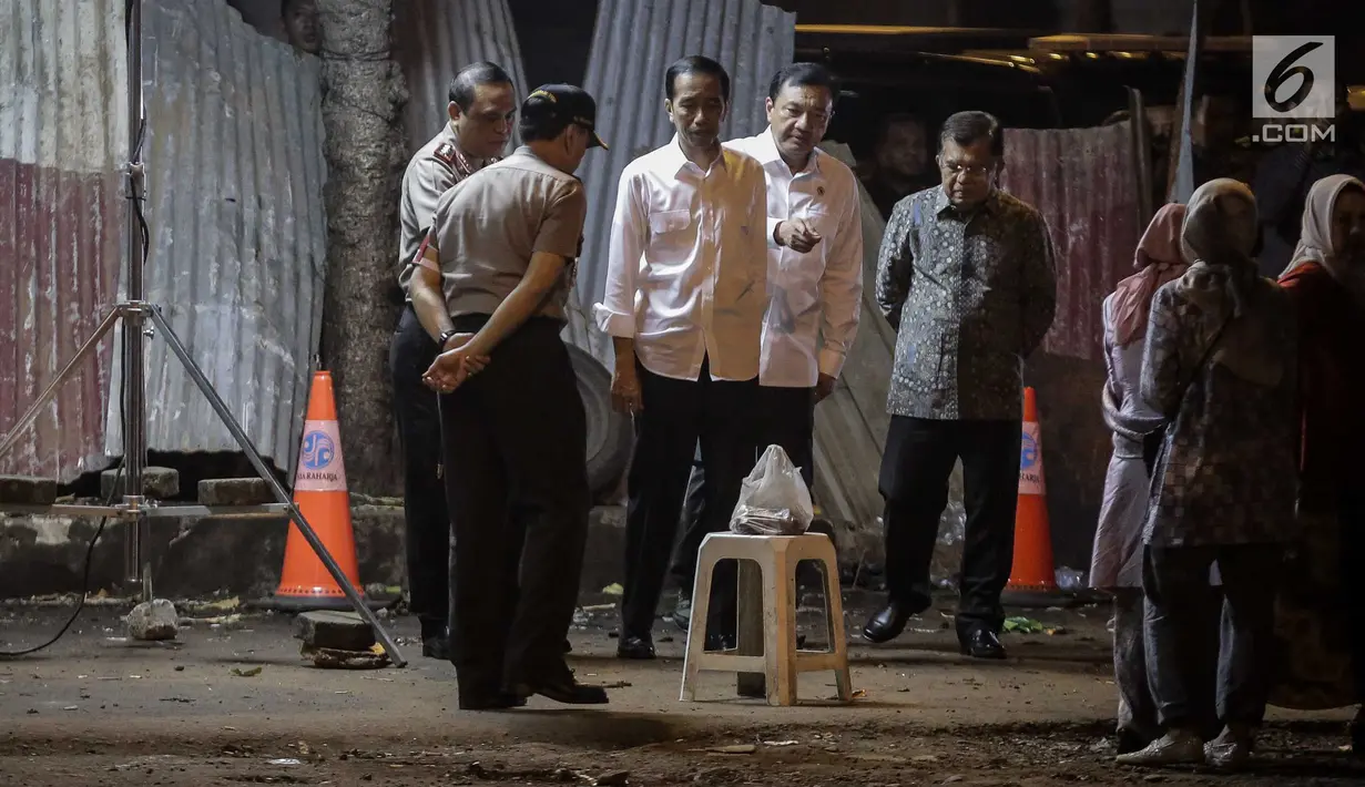 Presiden Jokowi dan Wakil Presiden Jusuf Kalla ketika melihat lokasi ledakan di Terminal Kampung Melayu Kamis (25/5). Jokowi huga meminta agar DPR segera menyelesaikan Undang-Undang Anti-terorisme. (Liputan6.com/Faizal Fanani)
