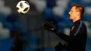 Kiper Kroasia, Lovre Kalinic menangkap bola saat mengikuti latihan jelang  melawan Argentina pada lanjutan grup D Piala Dunia 2018 di stadion Nizhny Novgorod di Nizhny Novgorod, Rusia, (20/6). (AP Photo / Petr David Josek)
