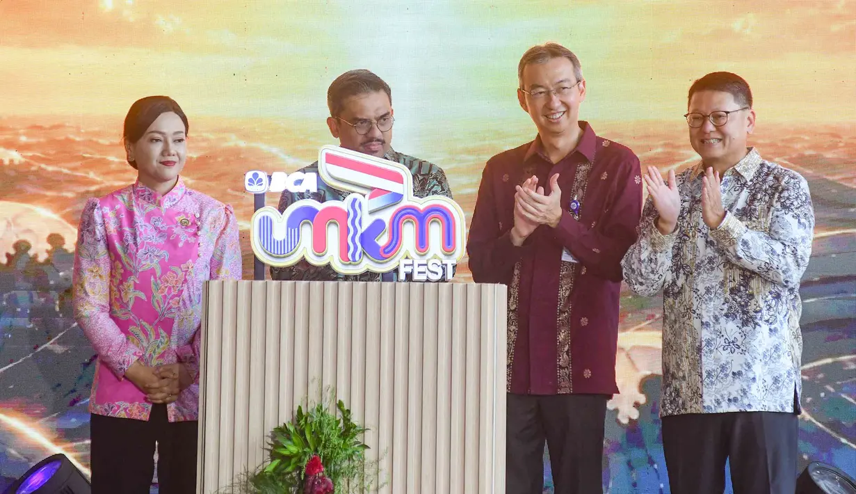 (dari kiri) Ketua Dewan Komisioner Otoritas Jasa Keuangan (OJK Friderica Widyasari Dewi, Menteri UMKM Maman Abdurrahman,  Presiden Direktur BCA Gregory Hendra Lembong dan Wakil Presdir BCA John Kosasih saat membuka kegiatan BCA UMKM Fest 2026 di Indonesia Arena, Senayan, Jakarta, Jumat, 21 Agustus 2026. (KLY/ Arie Basuki)