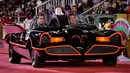 Batmobile atau mobil dari serial Batman ikut memeriahkan Parade Natal Hollywood ke-85 di Los Angeles, California, AS (27/11). Parade ini dirayakan tiap tahunnya untuk menyambut datangnya Hari Raya Natal. (Reuters/Phil McCarten)
