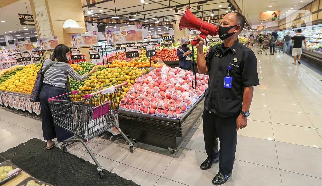 Security melakukan sosialisasi dengan megaphone di supermarket AEON Mall BSD City, Tangerang, Rabu (3/6/2020). Sosialisasi untuk pengunjung bertujuan agar tetap menjaga jarak interaksi dan selalu kenakan masker selama berbelanja guna mencegah penyebaran Covid-19. (Liputan6.com/Fery Pradolo)