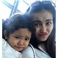 Perselisihan itu berawal dari rasa rindu Enji pada buah hatinya, Bilqis Khumairah Razak dari lahir hingga sekarang. Tidak bisa menemui anaknya hingga dikabarkan Enji melapor ke KPAI. (Instagram/ayutingting92)