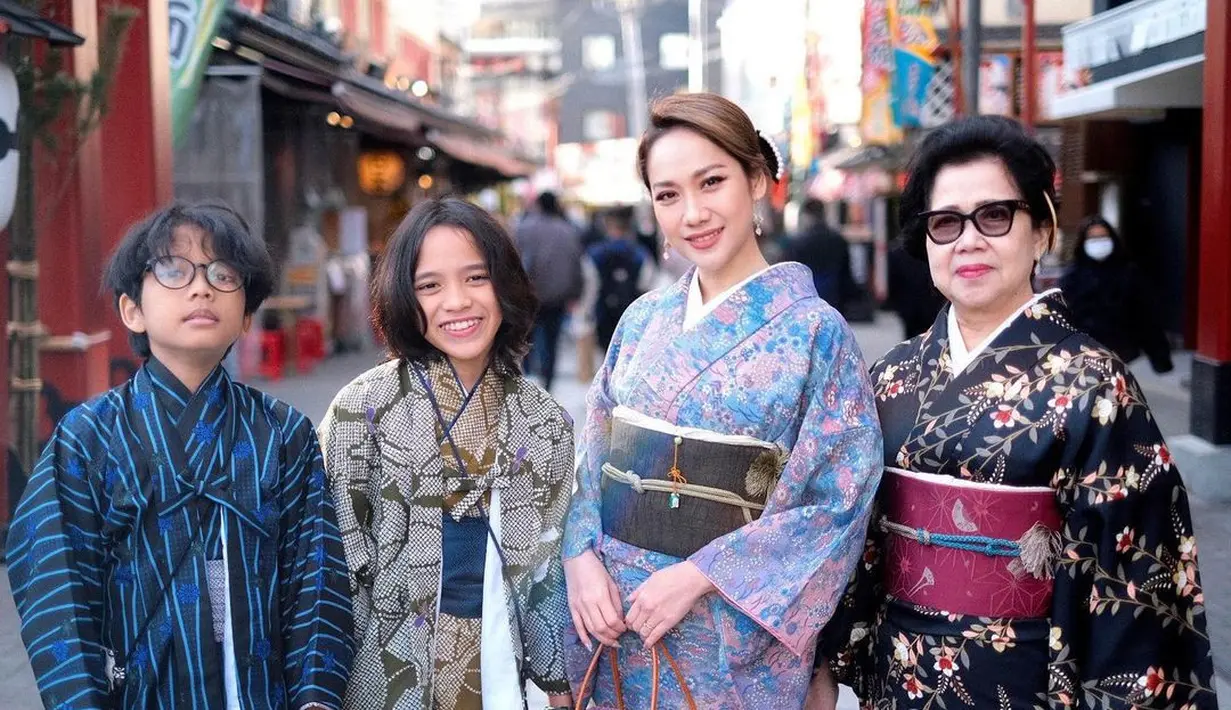 Sementara sang mama memakai kimono warna hitam motif floral dengan obi warna merah maroon dan sunglasses [@bclofficial]