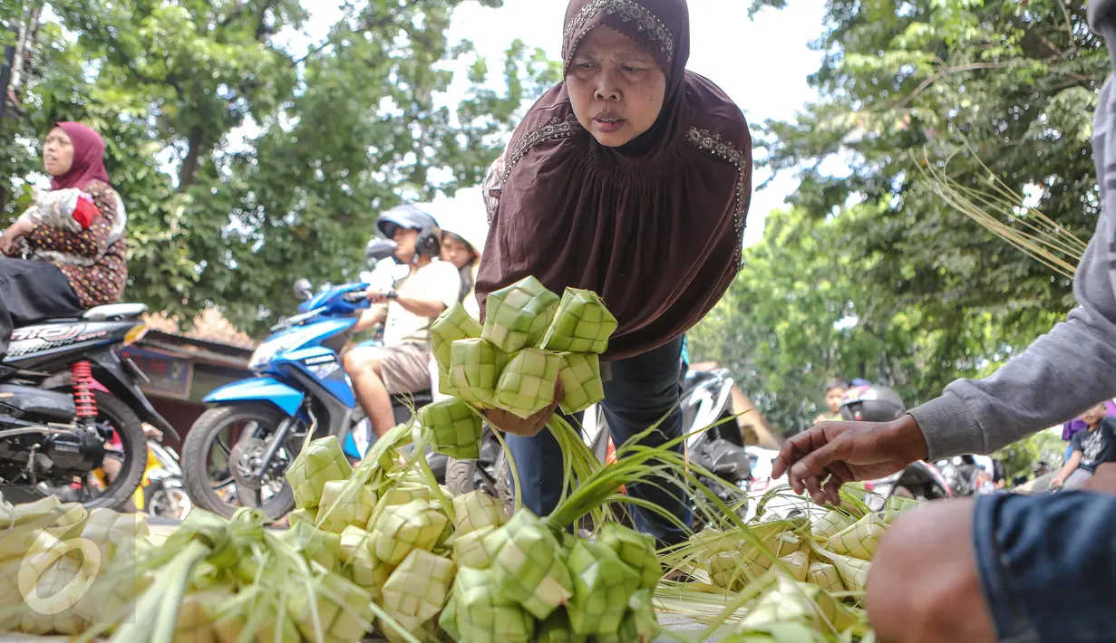Pembeli memilih kulit ketupat yang dijajakan di sebuah pasar kawasan Ciracas, Jakarta, Kamis (16/7/2015). Menjelang Lebaran, warga mulai ramai membeli kulit ketupat. (Liputan6.com/Faizal Fanani)