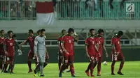 Pemain timnas Indonesia U-23 tertunduk usai kalah melawan Korea Selatan U-23 pada laga persahabatan di Stadion Pakansari, Kab Bogor, Sabtu (23/6). Indonesia U-23 kalah 1-2. (Liputan6.com/Helmi Fithriansyah)