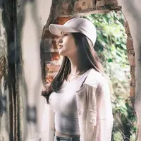 Ranty Maria memesona kala di pantai (Instagram/rantymaria)