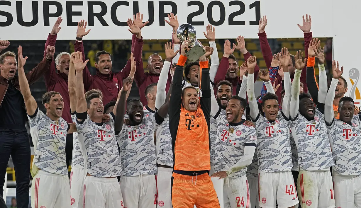 Bayern Muchen berhasil angkat trofi Piala Super Jerman 2021 setelah berhasil tundukkan Borussia Dortmund di laga final. Duel dua raksasa Jerman tersebut berlangsung sengit selama 90 menit pertandingan. (Foto: AP/Martin Meissner)