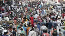 Orang-orang mengenakan masker saat mereka berbelanja menjelang Diwali atau tradisi perayaan festival cahaya di Mumbai, India, Minggu (8/11/2020). Pemerintah memperingatkan akan ada lebih dari 10 ribu kasus yang muncul setelah Festival Diwali dilakukan. (AP Photo/Rajanish Kakade)