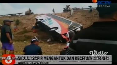 Bus Kramat Djati tujuan Jakarta-Surabaya mengalami kecelakaan di KM 718+600 Tol Sumo, Gresik, Rabu, (27/11) sekitar pukul 05.00 WIB. Kanit PJR Tol Jatim III AKP Lamuji mengatakan kecelakaan diduga karena sopir mengantuk, sedangkan bus tengah melaju k...