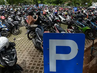 Pengendara motor mencari parkir di Kawasan Irti Monas, Jakarta, Kamis (3/1). Pemerintah Provinsi DKI Jakarta berencana menaikkan tarif layanan parkir per Januari 2019. (Merdeka.com/Imam Buhori)