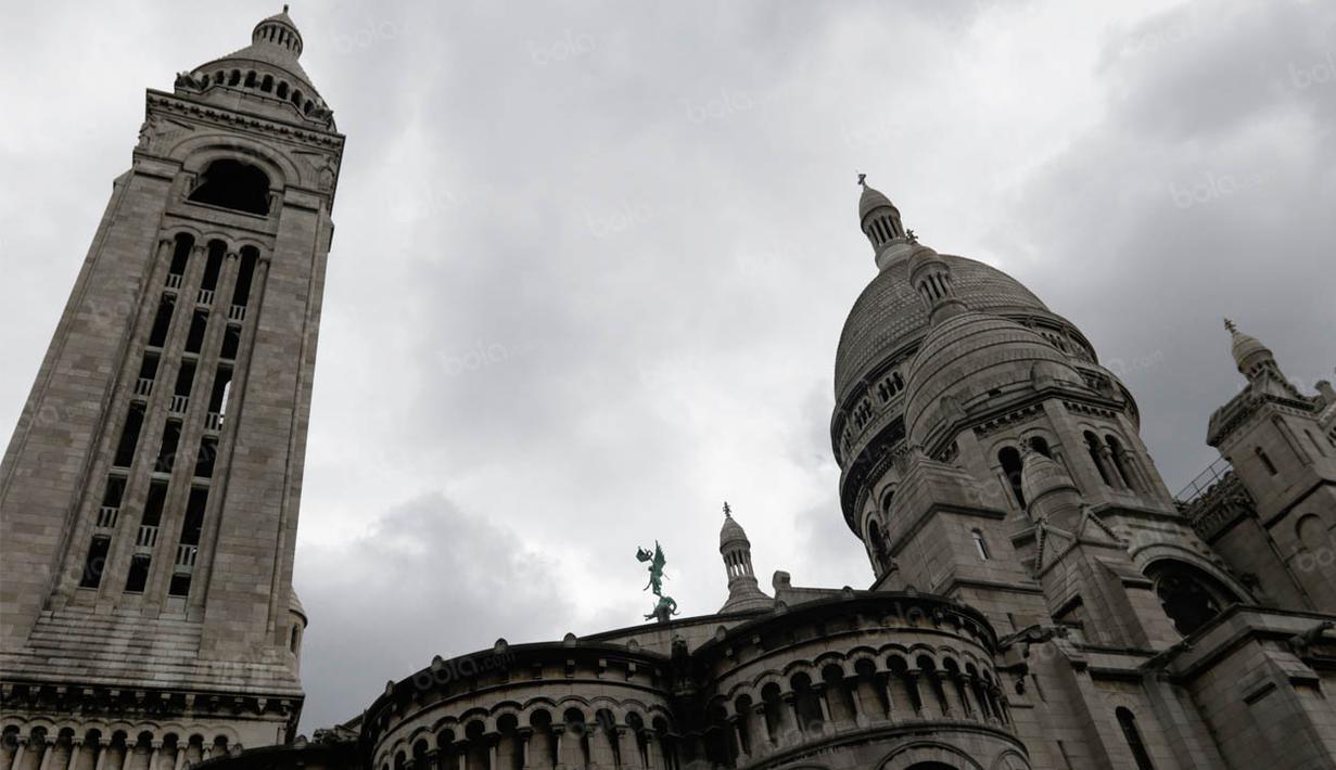 Bassilique du Sacre-Coeur merupakan lokasi tertinggi di Kota Paris yang merupakan spot terbaik memandang ibukota Prancis itu dari ketinggian. (Bola.com/Vitalis Yogi Trisna)