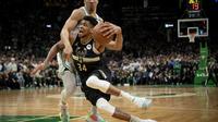 Pemain Bucks Giannis Antetokounmpo menerobos pertahanan Celtics pada laga play-off NBA (AFP)