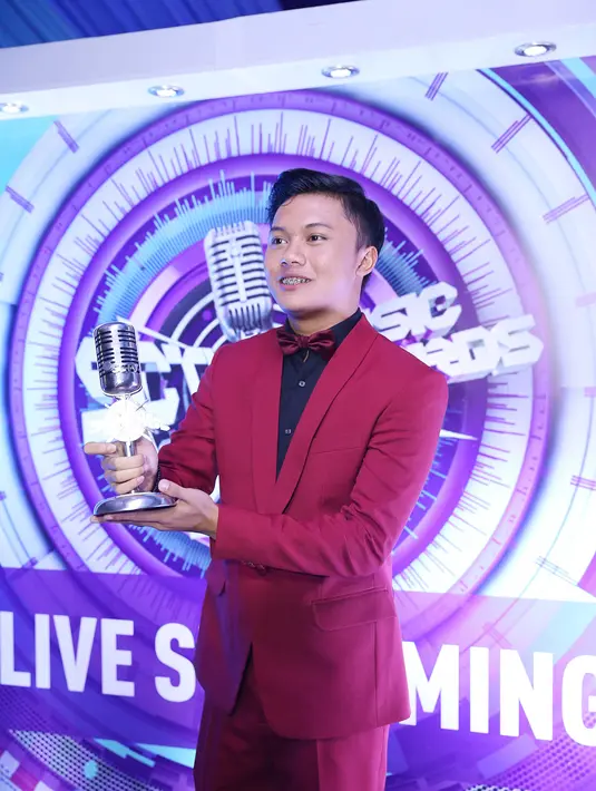 Secara tidak langsung, Rizky Febian sudah menunjukan bukti kualitas vokal dan performa di belantika musik Indonesia. Rizky Febian telah menunjukan prestasi kepada orang yang telah memandang sebelah mata. (Nurwahyunan/Bintang.com)