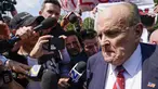 Mantan pengacara Donald Trump, Rudy Giuliani, berbicara di penjara Fulton County, Atlanta, Rabu (23/8/2023). (AP Photo/Brynn Anderson)