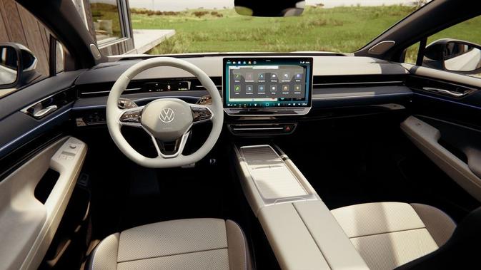Interior VW ID.7 memiliki kesan minimalis dan elegan.  Desain panel bertumpuk terasa modern dan nyaman dipandang.  Kisi-kisi AC tersembunyi di antara tumpukan panel yang membuatnya tampak ramping dan modern.  (Sumber: Volkswagen via caranddriver.com)