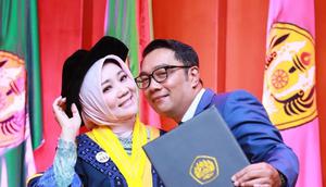 Potret Wisuda S3 Atalia Praratya. (Sumber: Instagram/ataliapr)