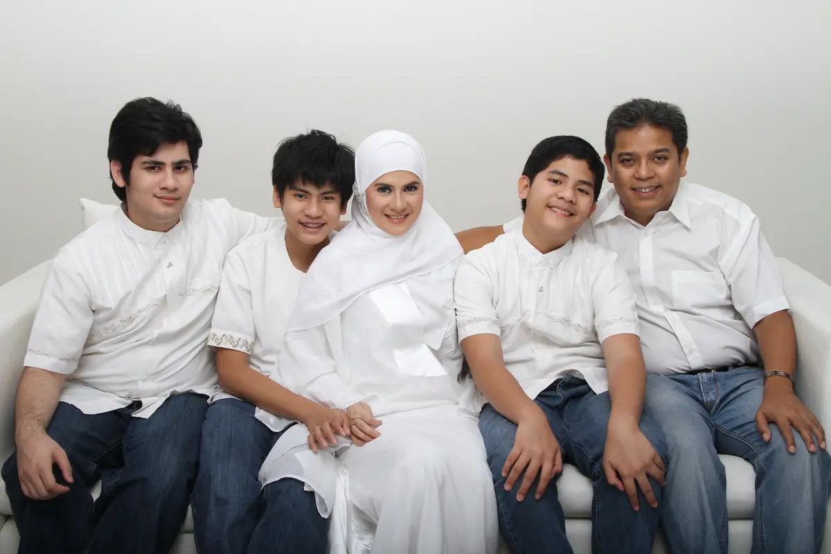 Astrie Ivo dan keluarga