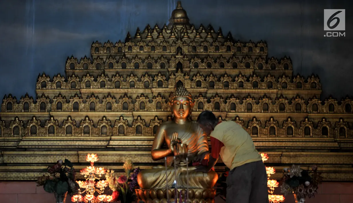 Pekerja melakukan perawatan patung Buddha di Vihara Bahtera Bhakti, Jakarta, Selasa (29/1). Pengurus Vihara melakukan persiapan menyambut Tahun Baru Imlek 2019, seperti pengecatan ulang bangunan hingga pembersihan kolam. (Merdeka.com/Iqbal S Nugroho)