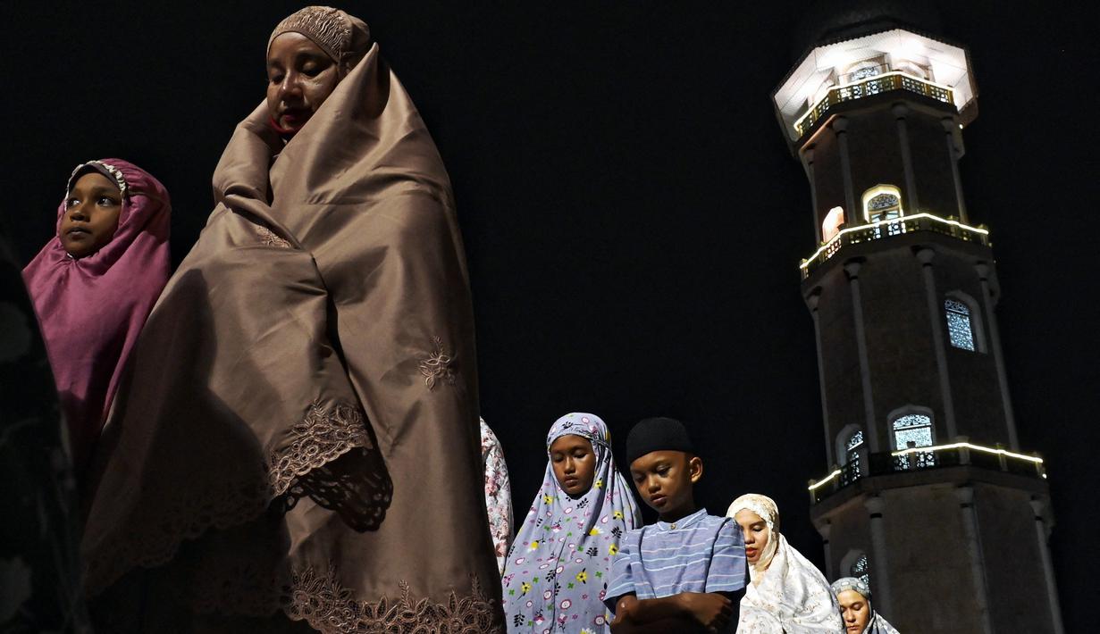 Jemaah terlihat memenuhi bagian dalam masjid. Halaman rumah ibadah itu juga hampir seluruhnya menjadi tempat shalat jemaah. (CHAIDEER MAHYUDDIN/AFP)