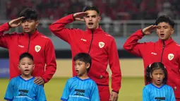 Pemain Timnas Indonesia, Jens Ravens (tengah) bersama rekan-rekannya menyanyikan lagu kebangsaan Indonesia Raya saat laga semifinal Piala AFF U-19 2024 melawan Malaysia di Stadion Gelora Bung Tomo, Surabaya, Sabtu (27/07/2024). (Dok. PSSI)