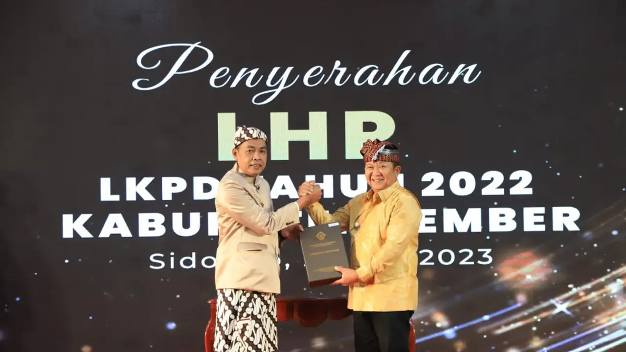 Bupati Jember Hendy Siswanto (Kanan) menerima opini WTP tahun 2022 di Kantor BPK perwakilan Jawa Timur (Istimewa)