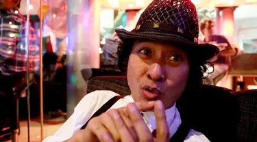 Mus Mujiono dikenal sebagai maestro gitar tanah air, tak heran ia memiliki koleksi gitar yang cukup banyak. Namun, ia malah kebingungan ditanya tentang seluk beluk alat musik kesayangannya tersebut. 