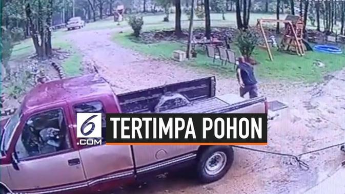 VIDEO: Detik-Detik Pria Hampir Tertimpa Pohon saat Tornado