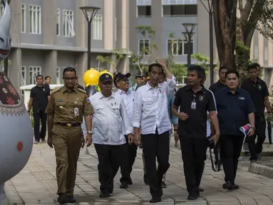 Presiden Indonesia, Joko Widodo, memantau kesiapan Wisma Atlet di Kemayoran, Jakarta, Senin (26/2/2018). Lokasi ini akan dijadikan tempat tinggal para atlet pada ajang Asian Games 2018. (Bola.com/Vitalis Yogi Trisna)