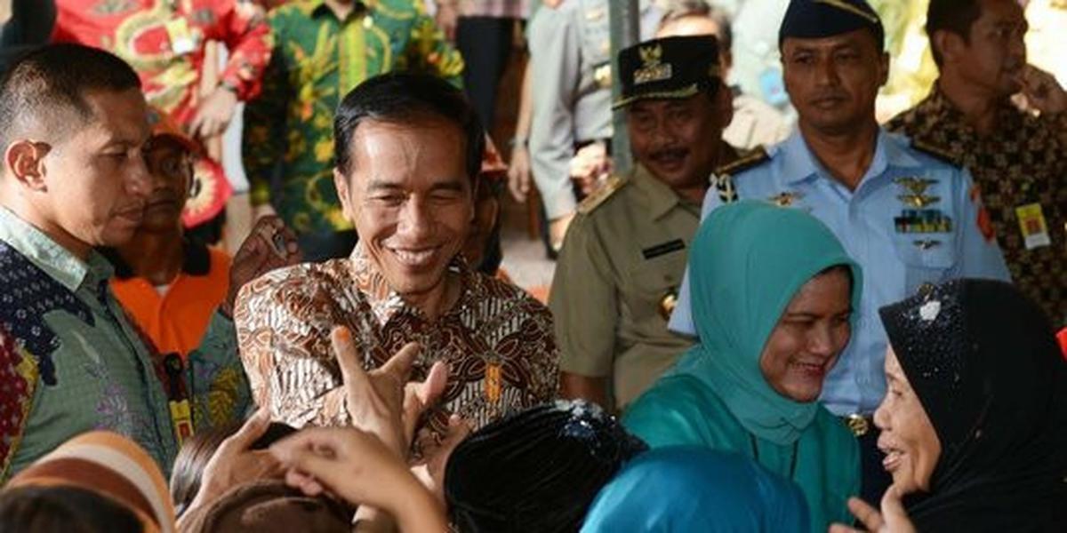 Bagikan sembako ke warga dan kembangkan usaha mikro